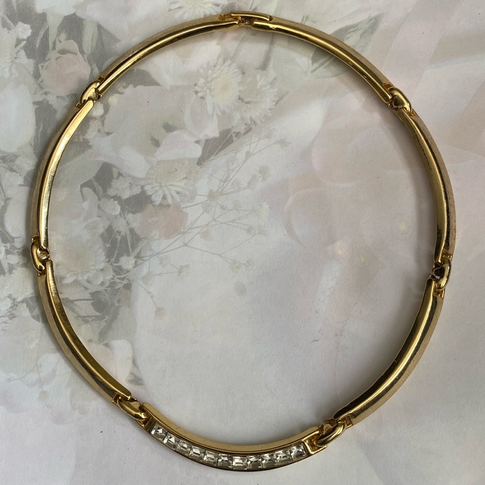Beautiful Goldtone Metal Crystal Pendant Fashion Necklace. Preowned, barely used